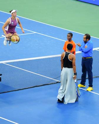 Naomi Osaka makes her way onto Louis Armstrong Court for her match against Elise Mertens 2026 US Open, Day Seven, USTA Billie Jean King National Tennis Center, New York, USA - 05 Sep 2026New York USTA Billie Jean King National T New York (NY) United States of America EDITORIAL USE ONLY No use with unauthorised audio, video, data, fixture lists, club league logos or live services. Online in-match use limited to 120 images, no video emulation. No use in betting, games or single club league player publications.  Copyright: xJavierxGarcia Shutterstockx 17134332cw