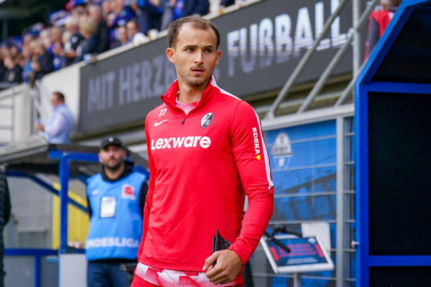 Deutschland: Fussball Bundesliga 2026 - 2027, 2. Spieltag - SC Paderborn 07 vs SC Freiburg - Home-Deluxe-Arena (Paderborn): Max Rosenfelder (SC Freiburg, 37) Mimik, Gesichtsausdruck, Emotion Sponsoren, Werbung, Wirtschaft, Ausrüstung Lexware Edeka Copyright: xJOERANxSTEINSIEKx
