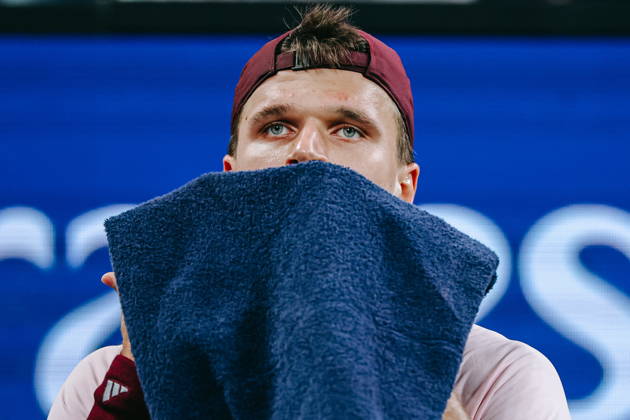 US Open tennis tournament - Day 7 Jakub Mensik of Czech Republic wipes away sweat in a match against Learner Tien of the USA during the Men™s Singles third round of the US Open Tennis Championship in Flushing Meadows, New York, USA, 05 September 2026. FLUSHING MEADOWS NEW YORK United States  Copyright: xOLGAxFEDOROVAx