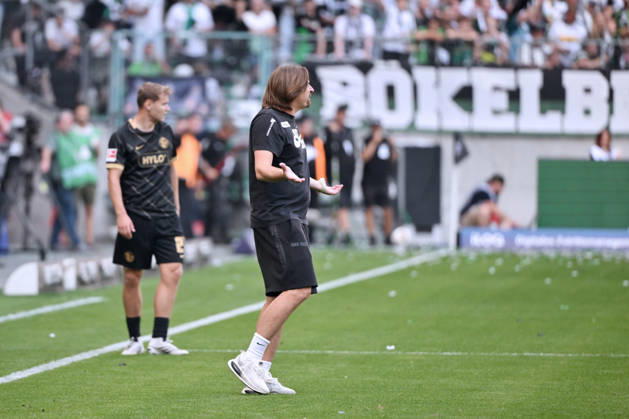 Trainer Vincent Wagner (SV Elversberg) steht auf dem Spielfeld und reklamiert nach dem 2:1 05.09.2026, Fussball 1. Bundesliga, Saison 2026 2027, 2. Spieltag, Borussia Mönchengladbach - SV Elversberg 3:4 DFL regulations prohibit any use of photographs as image sequences and or quasi-video Moenchengladbach Ista-Borussia-Park Nordrhein Westfalen Deutschland