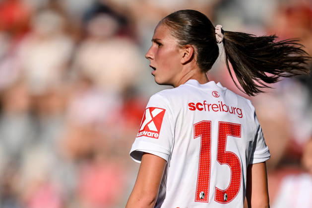 Muenchen, Deutschland, 06.09.26: Maj Schneider (SC Freiburg Frauen) Schaut waehrend des Google Pixel Frauen-Bundesliga - Spiels zwischen dem FC Bayern Muenchen vs SC Freiburg in der FC Bayern Campus am 06. September 2026 in Muenchen, Deutschland. (Foto von Harry Langer DeFodi Images) Muenchen, Germany, 06.09.26: Maj Schneider (SC Freiburg Frauen) Looks on during the Google Pixel Frauen-Bundesliga - match between FC Bayern Muenchen vs SC Freiburg at FC Bayern Campus on September 6, 2026 in Muenchen, Germany. (Photo by Harry Langer DeFodi Images) DFB DFL REGULATIONS PROHIBIT ANY USE OF PHOTOGRAPHS AS IMAGE SEQUENCES AND OR QUASI-VIDEO. (Photo by Harry Langer DeFodi Images) -