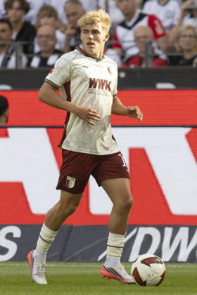 1. Fussball Bundesliga: Eintracht Frankfurt - FC Augsburg, 06.09.2026 Hennes Behrens (FC Augsburg 16) am Ball, Freisteller, Portrait Porträt, Eintracht Frankfurt - FC Augsburg, Frankfurt, Deutsche Bank Park, 6.9.2026 Copyright: xBEAUTIFULxSPORTS Gawlikx