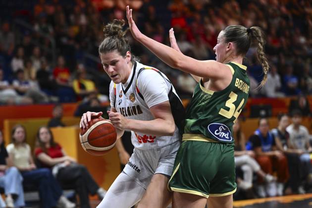 Belgium v Australia - FIBA Women s Basketball World Cup 2026 BERLIN, GERMANY - SEPTEMBER 07 : Linskens Kyara center of Belgium and Bourne Isabelle forward of Australia during the FIBA Women s Basketball World Cup group C phase match between Belgium and Australia in Berlin on September 7, 2026 in Berlin, Germany, 07 09 2026 Berlin Germany  Copyright: xVincentxKalutx