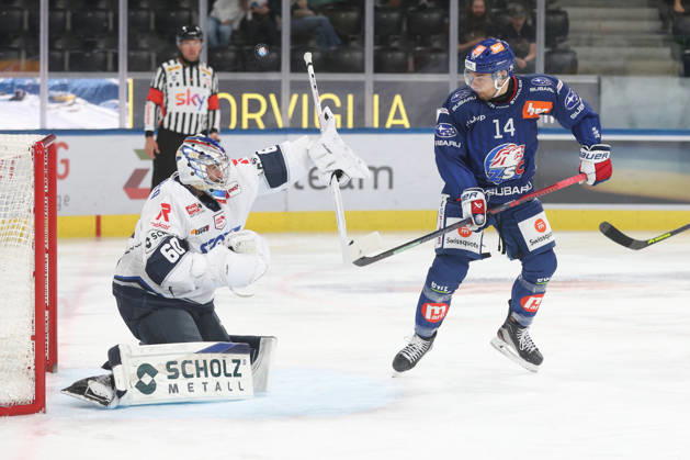 03.09.2026 Zuerich, SCHWEIZ, Swiss Life Arena Eishockey Saison 2026 2027 Freundschaftsspiel ZSC Lions - Schwenninger Wild Wings Chris Baltisberger (ZSC Lions) vor Torwart Joacim Eriksson (Wings)