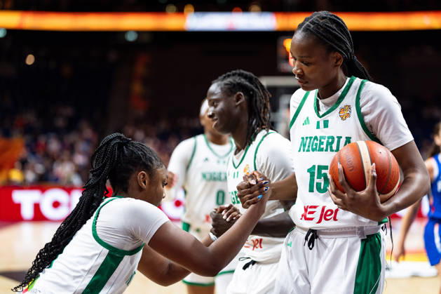 Maryam Dauda (Nigeria, 15) und Murjanatu Musa (Nigeria, 20) helfen Grace Efosa-Aguebor (Nigeria, 01) hoch, GER, Nigeria vs. Frankreich, Basketball, FIBA Women s World Cup 2026, Gruppenphase, Spieltag 3, 07.09.2026 GER, Nigeria vs. Frankreich, Basketball, FIBA Women s World Cup 2026, Gruppenphase, Spieltag 3, 07.09.2026 Berlin Copyright: xEibner-Pressefoto MaxxVincenx EP_MVN