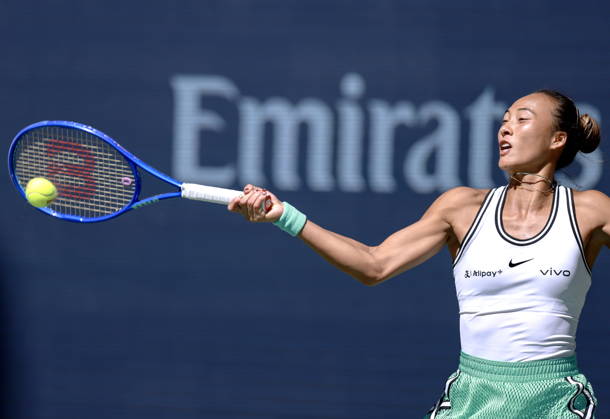 US Open tennis tournament - Day 9 Qinwen Zheng of China in action against Iga Swiatek of Poland during the Women s Singles round 4 of the US Open Tennis Championships at the USTA Billie Jean King National Tennis Center in Flushing Meadows, New York, USA, 07 September 2026. The 2026 US Open tournament runs from 23 August through 13 September. FLUSHING MEADOWS NEW YORK United States  Copyright: xCRISTOBALxHERRERA-ULASHKEVICHx