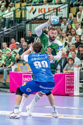 OPEL Handball Bundesliga; HSG Wetzlar - ThSV Eisenach, 07.09.26 Nikolaj Laesoe (HSG Wetzlar, 32), Tillman Leu (ThSV Eisenach, 99) OPEL Handball Bundesliga; HSG Wetzlar - ThSV Eisenach: Wetzlar, 07.09.26 Copyright: xBEAUTIFULxSPORTS Roeczeyx