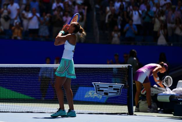 Qinwen Zheng celebrates her win over Iga Swiatek 2026 US Open, Day Nine, USTA Billie Jean King National Tennis Center, New York, USA - 07 Sep 2026New York USTA Billie Jean King National T New York (NY) United States of America EDITORIAL USE ONLY No use with unauthorised audio, video, data, fixture lists, club league logos or live services. Online in-match use limited to 120 images, no video emulation. No use in betting, games or single club league player publications.  Copyright: xJavierxGarcia Shutterstockx 17137669i