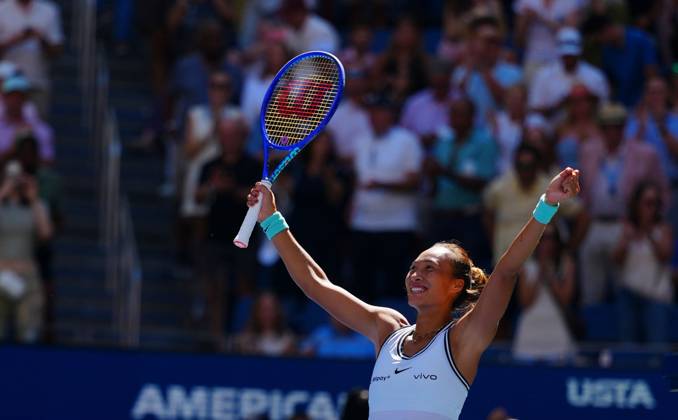 Qinwen Zheng celebrates her win over Iga Swiatek 2026 US Open, Day Nine, USTA Billie Jean King National Tennis Center, New York, USA - 07 Sep 2026New York USTA Billie Jean King National T New York (NY) United States of America EDITORIAL USE ONLY No use with unauthorised audio, video, data, fixture lists, club league logos or live services. Online in-match use limited to 120 images, no video emulation. No use in betting, games or single club league player publications.  Copyright: xJavierxGarcia Shutterstockx 17137669k