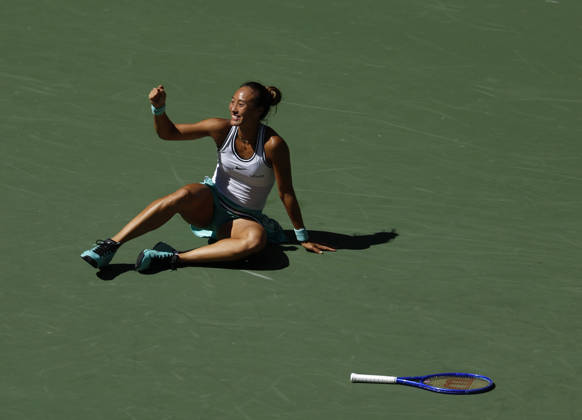 Qinwen Zheng of China celebrates after match point defeating Iga.Swiatek of Poland in straight sets in the 4th round in Arthur Ashe Stadium at the 2026 US Open Tennis Championship at the USTA Billie Jean King National Tennis Center in New York City on Monday, September 7, 2026.  NYP20260907101 JOHNxANGELILLO