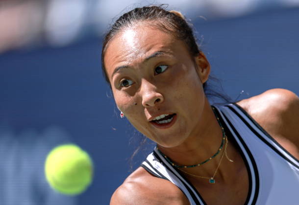 US Open tennis tournament - Day 9 Qinwen Zheng of China in action against Iga Swiatek of Poland during the Women s Singles round 4 of the US Open Tennis Championships at the USTA Billie Jean King National Tennis Center in Flushing Meadows, New York, USA, 07 September 2026. The 2026 US Open tournament runs from 23 August through 13 September. FLUSHING MEADOWS NEW YORK United States  Copyright: xCRISTOBALxHERRERA-ULASHKEVICHx