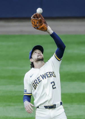 Milwaukee Brewers second baseman Brice Turang catches a fly ball hit by Chicago Cubs shortstop Nico Hoerner in the second inning of the MLB, Baseball Herren, USA game between the Chicago Cubs and the Milwaukee Brewers at American Family Field in Milwaukee, Wisconsin on Monday, September 7, 2026.  MIL20260907806 TANNENxMAURY