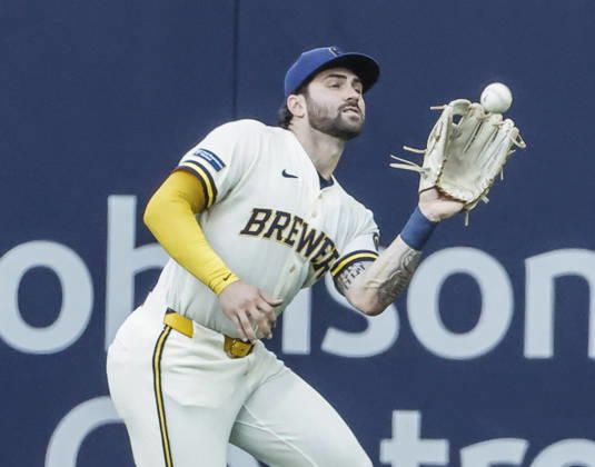 Milwaukee Brewers center fielder Garrett Mitchell catches a fly ball hit by Chicago Cubs first baseman BJ Murray Jr. in the third inning of the MLB, Baseball Herren, USA game between the Chicago Cubs and the Milwaukee Brewers at American Family Field in Milwaukee, Wisconsin on Monday, September 7, 2026.  MIL20260907807 TANNENxMAURY