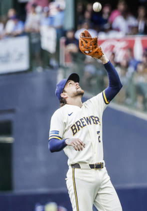 Milwaukee Brewers second baseman Brice Turang catches a fly ball hit by Chicago Cubs second baseman Pedro Ramirez in the third inning of the MLB, Baseball Herren, USA game between the Chicago Cubs and the Milwaukee Brewers at American Family Field in Milwaukee, Wisconsin on Monday, September 7, 2026.  MIL20260907808 TANNENxMAURY