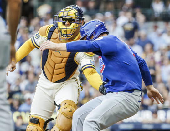 Milwaukee Brewers catcher William Contreras runs down Chicago Cubs third baseman Alex Bregman on a fielders choice hit by Chicago Cubs shortstop Nico Hoerner in the fourth inning of the MLB, Baseball Herren, USA game between the Chicago Cubs and the Milwaukee Brewers at American Family Field in Milwaukee, Wisconsin on Monday, September 7, 2026.  MIL20260907812 TANNENxMAURY