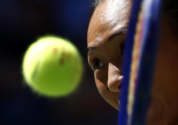 Qinwen Zheng of China returns a ball to Iga.Swiatek of Poland before defeating her in straight sets in the 4th round in Arthur Ashe Stadium at the 2026 US Open Tennis Championship at the USTA Billie Jean King National Tennis Center in New York City on Monday, September 7, 2026.  NYP20260907110 JOHNxANGELILLO