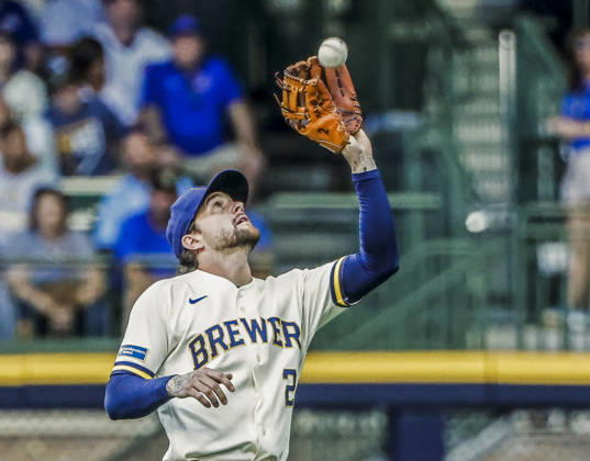 Milwaukee Brewers second baseman Brice Turang catches a fly ball hit by Chicago Cubs first baseman BJ Murray Jr. in the fifth inning of the MLB, Baseball Herren, USA game between the Chicago Cubs and the Milwaukee Brewers at American Family Field in Milwaukee, Wisconsin on Monday, September 7, 2026.  MIL20260907813 TANNENxMAURY