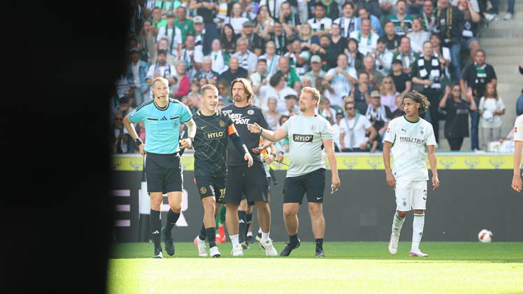 05.09.2026, xrekx, Fussball 1.Bundesliga, Borussia Moenchengladbach - SV Elversberg v.l. Schiedsrichter Referee Martin Petersen Vincent Wagner Trainer (SV 07 Elversberg) Rote Karte erhalten, Received a red card (DFL DFB REGULATIONS PROHIBIT ANY USE OF PHOTOGRAPHS as IMAGE SEQUENCES and or QUASI-VIDEO) Moenchengladbach