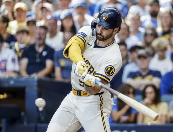 Milwaukee Brewers center fielder Garrett Mitchell hits an RBI single in the fifth inning of the MLB, Baseball Herren, USA game between the Chicago Cubs and the Milwaukee Brewers at American Family Field in Milwaukee, Wisconsin on Monday, September 7, 2026.  MIL20260907818 TANNENxMAURY
