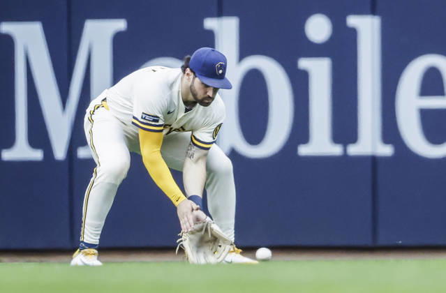 Milwaukee Brewers center fielder Garrett Mitchell fields a ball hit by Chicago Cubs center fielder Pete Crow-Armstrong in the seventyh inning of the MLB, Baseball Herren, USA game between the Chicago Cubs and the Milwaukee Brewers at American Family Field in Milwaukee, Wisconsin on Monday, September 7, 2026.  MIL20260907824 TANNENxMAURY