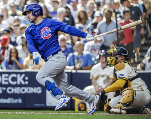 Chicago Cubs third baseman Alex Bregman hits an RBI single in front of Milwaukee Brewers catcher William Contreras in the seventh inning of the MLB, Baseball Herren, USA game between the Chicago Cubs and the Milwaukee Brewers at American Family Field in Milwaukee, Wisconsin on Monday, September 7, 2026.  MIL20260907825 TANNENxMAURY