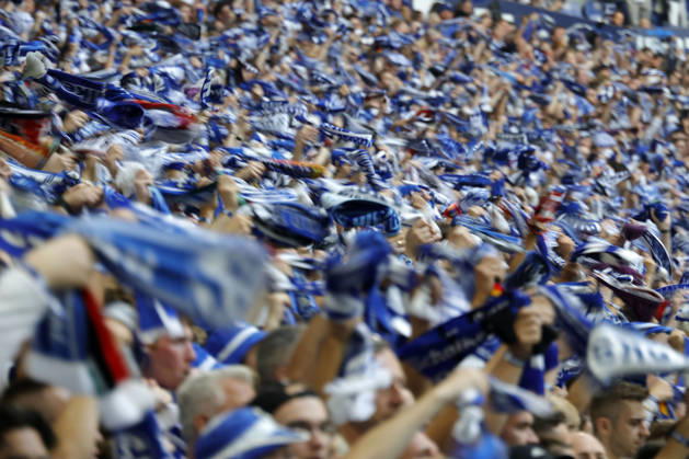 Gelsenkirchen , Deutschland, 1. Fussball Bundesliga Saison 2026 27 2. Spieltag FC Schalke 04 - FC Bayern München 0-0 am 05. 09. 2026 in der Veltins -Arena auf Schalke Fans des FC Schalke 04 beim rhythmischen Schwingen und rotieren iher Fanschals, der sogenannten Schalparade.
