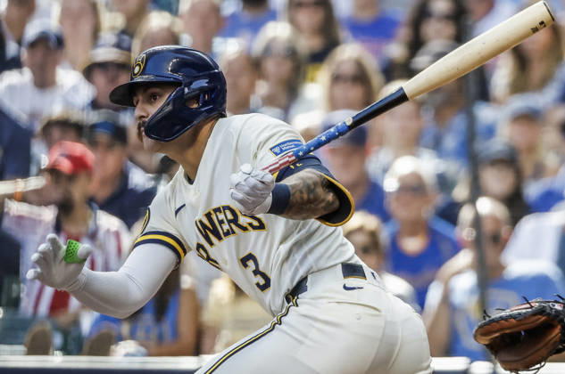 Milwaukee Brewers shortstop Joey Ortiz hits a double in the eighth inning of the MLB, Baseball Herren, USA game between the Chicago Cubs and the Milwaukee Brewers at American Family Field in Milwaukee, Wisconsin on Monday, September 7, 2026. The Brewers defeated the Cubs 4-3.  MIL20260907827 TANNENxMAURY