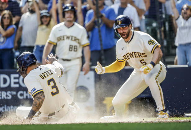 Sport Bilder des Tages #2 Milwaukee Brewers center fielder Garrett Mitchell (R) reacts as Milwaukee Brewers shortstop Joey Ortiz (L) scores on a two RBI ball hit by Milwaukee Brewers left fielder Jackson Chourio in the eighth inning of the MLB, Baseball Herren, USA game between the Chicago Cubs and the Milwaukee Brewers at American Family Field in Milwaukee, Wisconsin on Monday, September 7, 2026. The Brewers defeated the Cubs 4-3.  MIL20260907829 TANNENxMAURY
