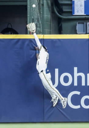 Milwaukee Brewers right fielder Luis Lara leaps to prevent a home run by Chicago Cubs second baseman Pedro Ramirez in the ninth inning of the MLB, Baseball Herren, USA game between the Chicago Cubs and the Milwaukee Brewers at American Family Field in Milwaukee, Wisconsin on Monday, September 7, 2026. The Brewers defeated the Cubs 4-3.  MIL20260907833 TANNENxMAURY