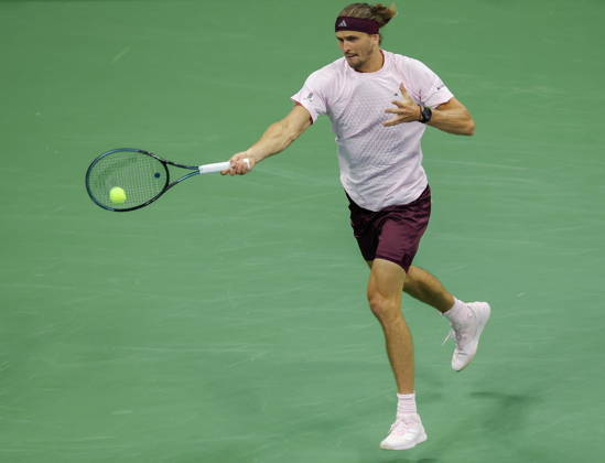 US Open tennis tournament - Day 9 Alexander Zverev of Germany in action against Luciano Darderi of Italy during their Men™s Singles round 4 match of the US Open Tennis Championships at the USTA Billie Jean King National Tennis Center in Flushing Meadows, New York, USA, 07 September 2026. FLUSHING MEADOWS NEW YORK United States  Copyright: xBRIANxHIRSCHFELDx