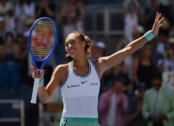 Sport Bilder des Tages #2 (260908) -- NEW YORK, Sept. 8, 2026 -- Zheng Qinwen celebrates after winning the women s singles fourth round match betweetn Zheng Qinwen of China and Iga Swiatek of Poland at the 2026 US Open tennis championships in New York, the United States, Sept. 7, 2026. ) (SP)U.S.-NEW YORK-TENNIS-US OPEN-WOMEN S SINGLES LixRui 