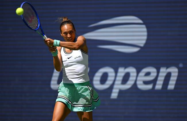 (260908) -- NEW YORK, Sept. 8, 2026 -- Zheng Qinwen hits a return during the women s singles fourth round match betweetn Zheng Qinwen of China and Iga Swiatek of Poland at the 2026 US Open tennis championships in New York, the United States, Sept. 7, 2026. ) (SP)U.S.-NEW YORK-TENNIS-US OPEN-WOMEN S SINGLES LixRui 