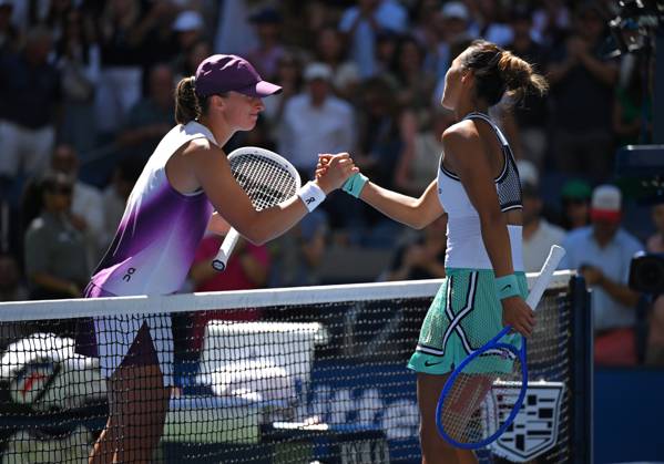(260908) -- NEW YORK, Sept. 8, 2026 -- Zheng Qinwen (R) greets with Iga Swiatek after the women s singles fourth round match betweetn Zheng Qinwen of China and Iga Swiatek of Poland at the 2026 US Open tennis championships in New York, the United States, Sept. 7, 2026. ) (SP)U.S.-NEW YORK-TENNIS-US OPEN-WOMEN S SINGLES LixRui 
