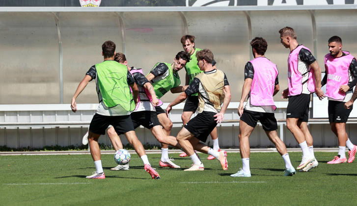 08.09.26 VfB Stuttgart Training Deutschland, Stuttgart, 08.09.2026, Fussball, Bundesliga, Saison 2026 2027, VfB Stuttgart Training: v.l. Atakan Karazor, Yanik Spalt.