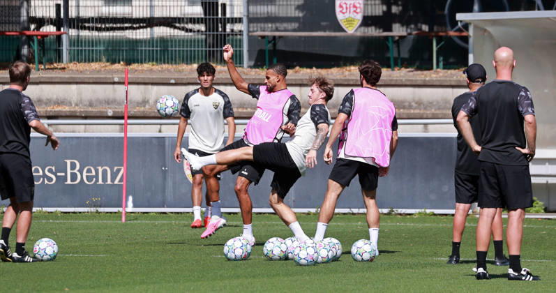 08.09.26 VfB Stuttgart Training Deutschland, Stuttgart, 08.09.2026, Fussball, Bundesliga, Saison 2026 2027, VfB Stuttgart Training: v.l. Josha Vagnoman, Angelo Stiller.