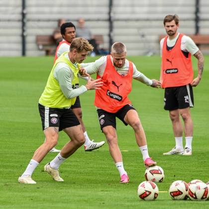 Eric Smith Louis Oppie ( Pauli ) am Ball Deutschland , Hamburg , Trainingsgelände an der Kollaustrasse , Fussball , 2. Bundesliga , FC St Pauli