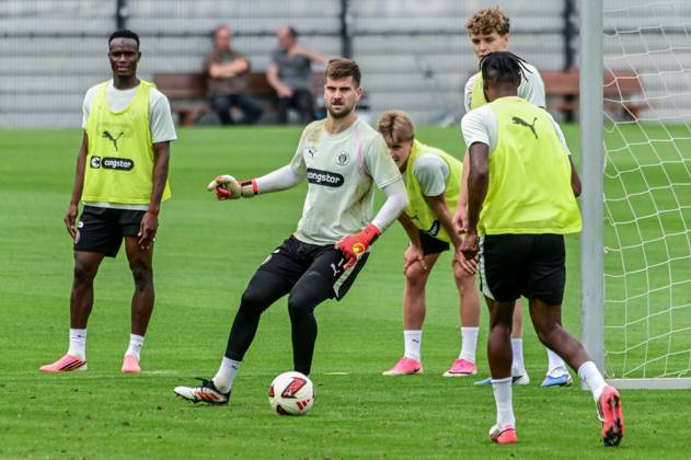 Ben Voll ( Pauli ) am Ball Deutschland , Hamburg , Trainingsgelände an der Kollaustrasse , Fussball , 2. Bundesliga , FC St Pauli