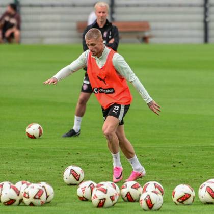 Louis Oppie ( Pauli ) am Ball Deutschland , Hamburg , Trainingsgelände an der Kollaustrasse , Fussball , 2. Bundesliga , FC St Pauli