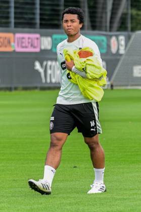 Joel Chima Fujita ( Pauli ) geht vom Platz Deutschland , Hamburg , Trainingsgelände an der Kollaustrasse , Fussball , 2. Bundesliga , FC St Pauli