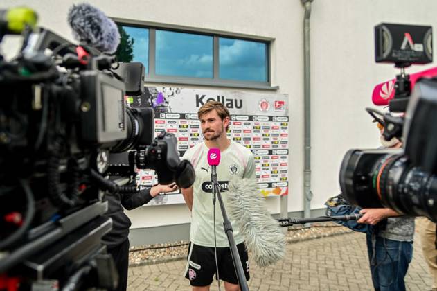 Connor Metcalfe ( Pauli ) im Interview Deutschland , Hamburg , Trainingsgelände an der Kollaustrasse , Fussball , 2. Bundesliga , FC St Pauli