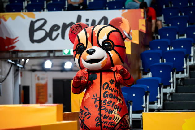 Hungary V Japan: Qualification To Quarter-Finals - FIBA Women s Basketball World Cup Germany 2026 Bearlina, the official mascot of the FIBA Women s Basketball World Cup 2026, is seen during the qualification to quarter-finals match between Hungary and Japan in Berlin, Germany, on September 8, 2026. Berlin Germany  Copyright: xMarcinxGolbax originalFilename:golba-hungaryv260908_npOAK.jpg
