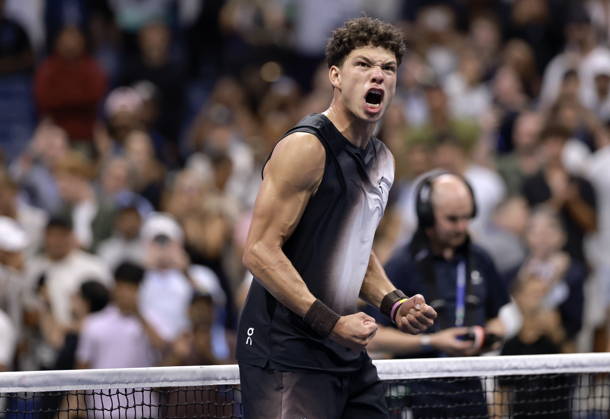 Sport Bilder des Tages #2 US Open tennis tournament - Day 10 Ben Shelton of the USA celebrates his victory against Carlos Alcaraz of Spain during the Men s Singles Quarterfinals of the US Open Tennis Championships at the USTA Billie Jean King National Tennis Center in Flushing Meadows, New York, USA, 09 September 2026. The 2026 US Open tournament runs from 23 August through 13 September. FLUSHING MEADOWS NEW YORK United States  Copyright: xCRISTOBALxHERRERA-ULASHKEVICHx