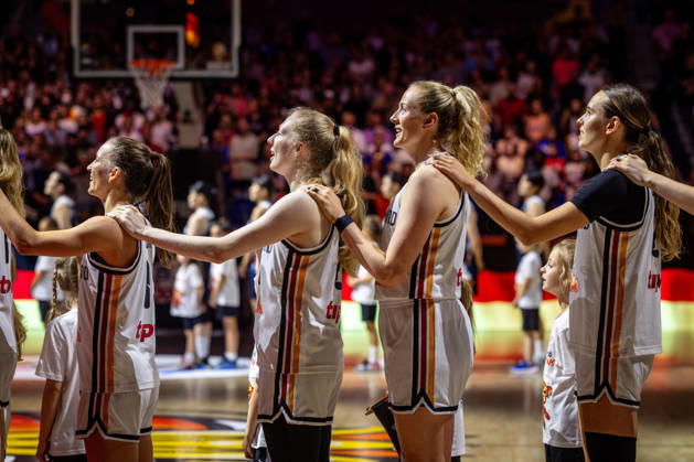 Basketball Berlin 08.09.2026 FIBA Women™s Basketball World Cup Germany 2026 Viertelfinal Qualifikation Deutschland (GER) - Südkorea (KOR) Nationalhymne Britta Daub (Deutschland, No.19) Frida Bühner (Deutschland, No.20) Marie Gülich (Deutschland, No.21) Gulich Emily Bessoir (Deutschland, No.22) vlnr.