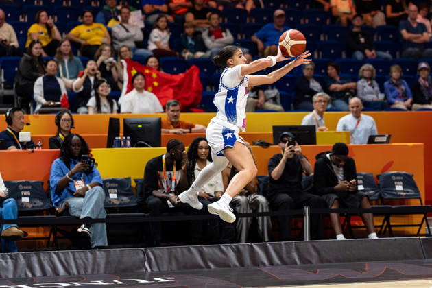Zaida Gonzalez (Puerto Rico, 06) rettet den Ball vor dem Aus, GER, Puerto Rico vs. China, Basketball, FIBA Women s World Cup 2026, Qualifikation fuers Viertelfinale, 09.09.2026 GER, Puerto Rico vs. China, Basketball, FIBA Women s World Cup 2026, Qualifikation fuers Viertelfinale, 09.09.2026 Berlin Copyright: xEibner-Pressefoto MaxxVincenx EP_MVN