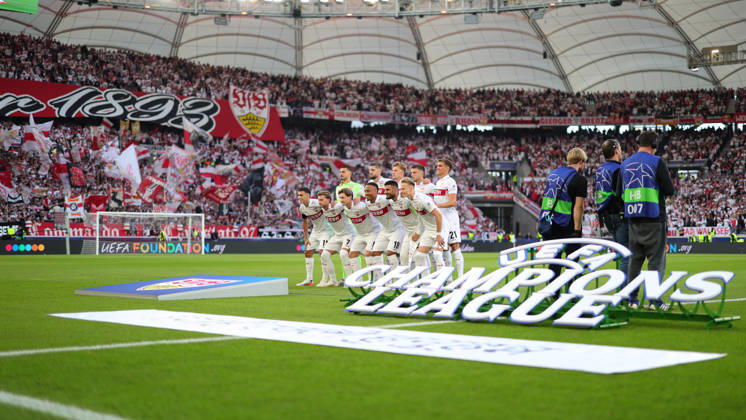 Stuttgart , Fußball UEFA Champions League VfB Stuttgart vs. Viking Stavanger , die Mannschaft des VfB vor dem Champions-League Logo