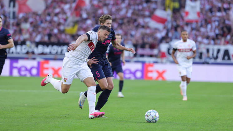 Stuttgart , Fußball UEFA Champions League VfB Stuttgart vs. Viking Stavanger , Ermedin Demirovic (VfB) Henrik Heggheim (Stavanger)