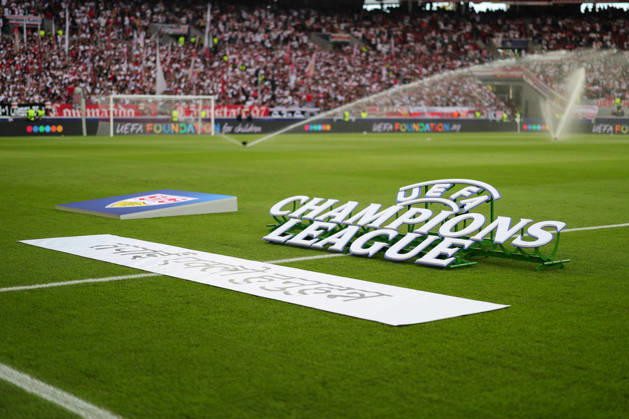 Stuttgart , Fußball UEFA Champions League VfB Stuttgart vs. Viking Stavanger , das VfB-Wappen neben dem Champions-League Logo