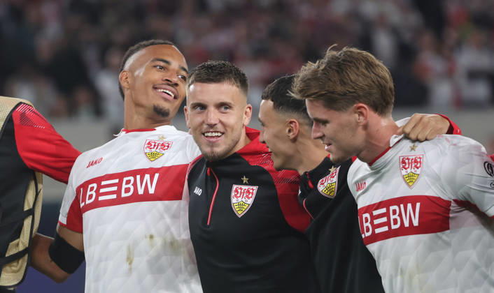 Stuttgart , Fußball UEFA Champions League VfB Stuttgart vs. Viking Stavanger , von links: Jamie Leweling Ermedin Demirovic ( VfB )