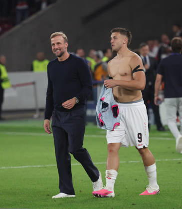Stuttgart , Fußball UEFA Champions League VfB Stuttgart vs. Viking Stavanger , von links: Trainer Sebastian Hoeneß Ermedin Demirovic ( VfB )