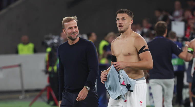 Stuttgart , Fußball UEFA Champions League VfB Stuttgart vs. Viking Stavanger , von links: Trainer Sebastian Hoeneß Ermedin Demirovic ( VfB )